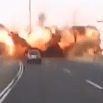 Ripresa da una Dashcam di un razzo che colpisce l’autostrada 4 vicino ad Ashdod